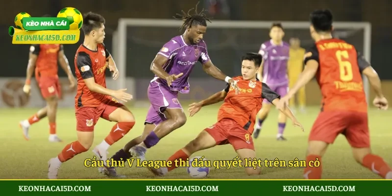 Cầu thủ V League thi đấu quyết liệt trên sân cỏ