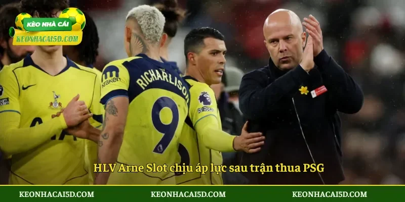 HLV Arne Slot chịu áp lực sau trận thua PSG