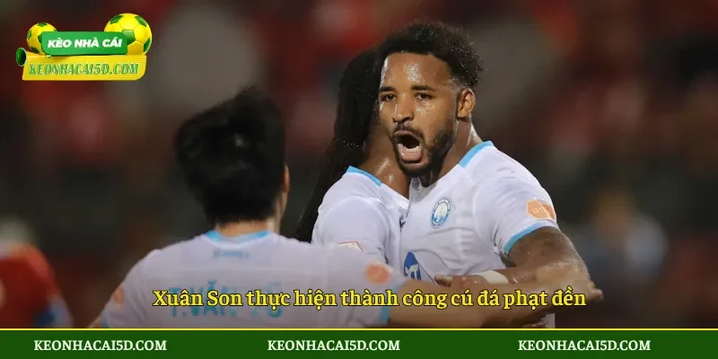 Xuân Son ghi bàn trở lại ở V.League 4 Xuân Son thực hiện thành công cú đá phạt đền