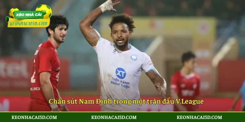 Chân sút Nam Định trong một trận đấu V.League