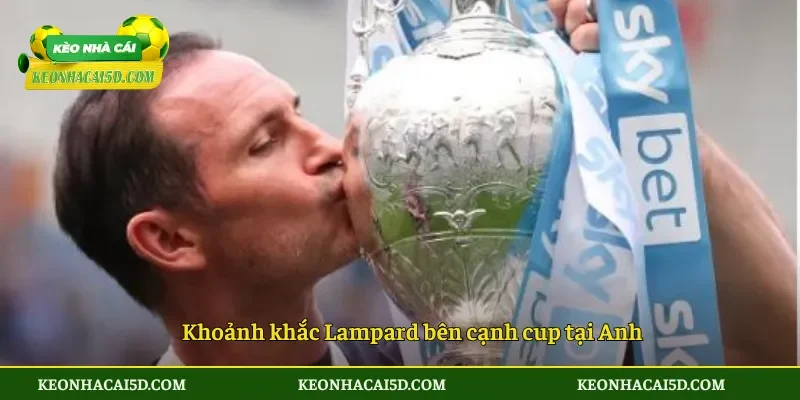 Khoảnh khắc Lampard bên cạnh cup tại Anh