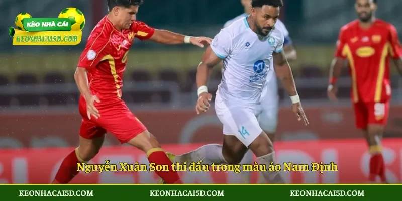 Nguyễn Xuân Son thi đấu trong màu áo Nam Định